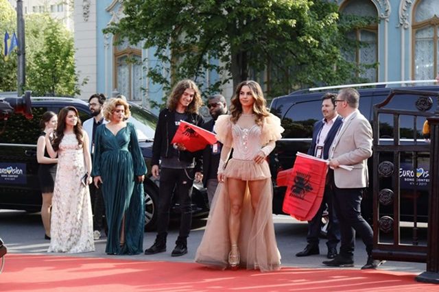 Зірки Євробачення на червоній доріжці: яскраві фото - фото 164865