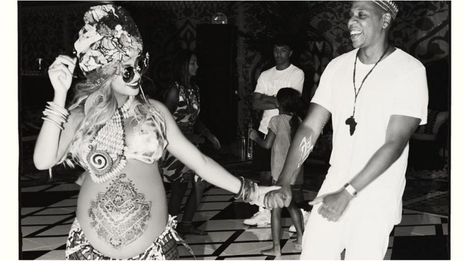 Вагітна Beyonce показала животик у купальнику