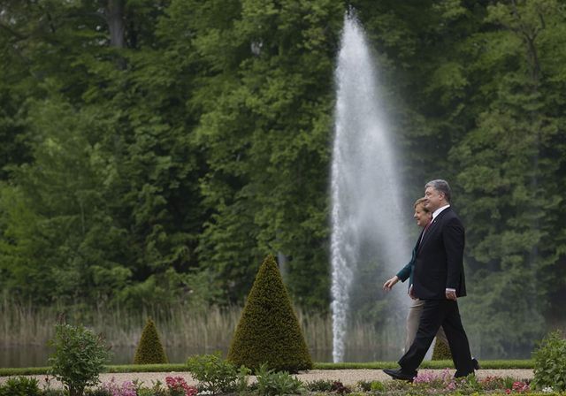 У мережі опублікували незвичні фото з зустрічі Порошенка з Меркель - фото 168128