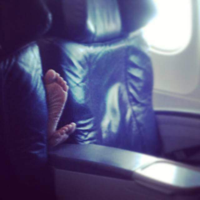 Колишня стюардеса викладає фото найнепристойніших пасажирів літака - фото 164594