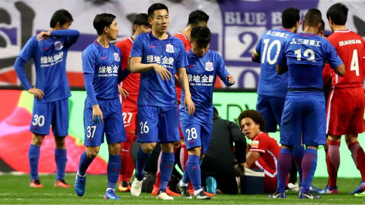 Футболісти в Китаї влаштували масову бійку посеред матчу - фото 1