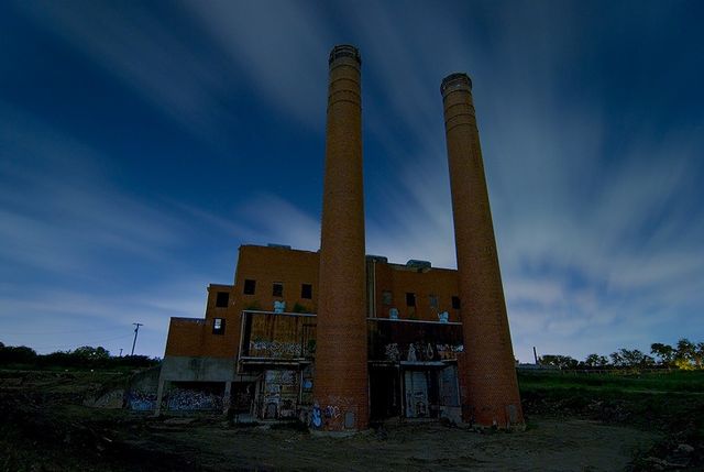 Як виглядають покинуті містичні будівлі вночі - фото 173311