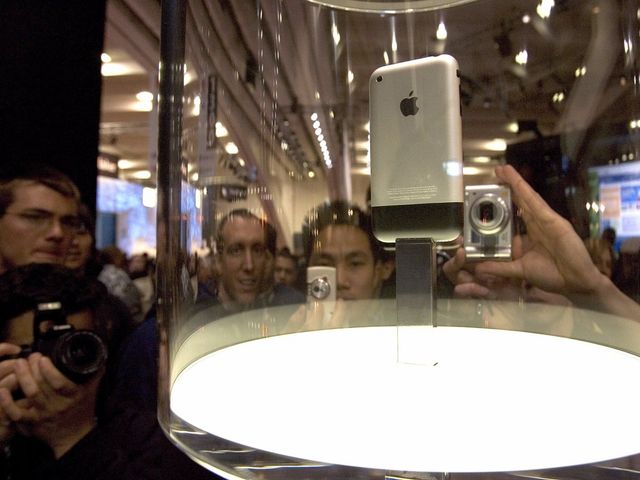 Як 10 років тому світ отримав перший iPhone: яскраві фото та відео - фото 177597