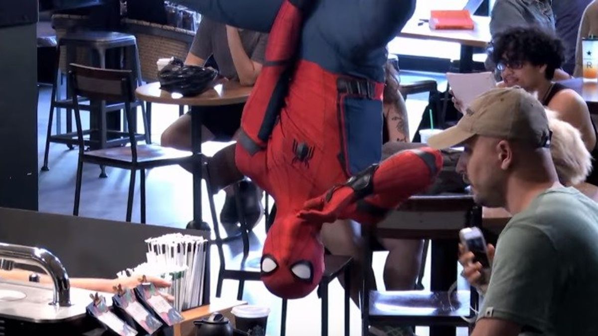 Як Людина-павук розіграв відвідувачів у Starbucks: кумедне відео - фото 1