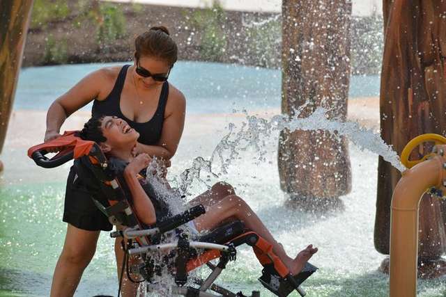 У США відкрили перший аквапарк для людей з інвалідністю: зворушливі фото - фото 175372