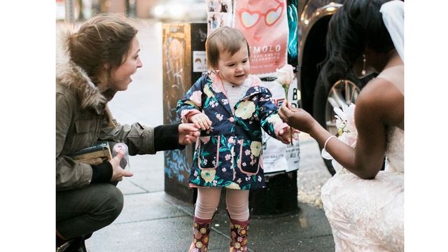 Дівчинка подумала, що наречена – це принцеса з книжки. Дивіться на її реакцію! - фото 174523