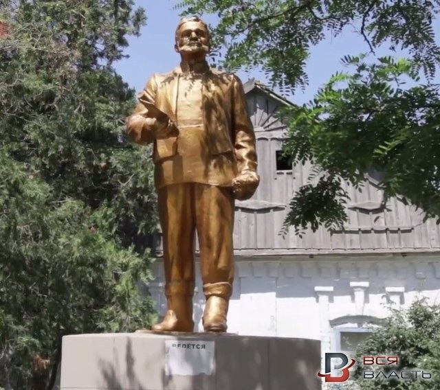 На Запоріжжі Леніна перетворили на Пилипа Орлика - фото 173875