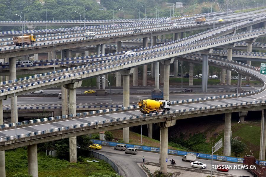 "Найзаплутаніша в світі". У Китаї запустили 5-рівневу дорожню розв'язку