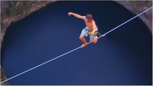 Екстремали показали моторошний трюк над 240-метровою ущелиною!