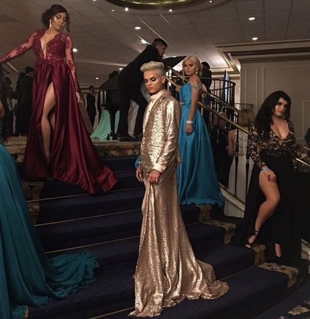 Цей хлопець у золотому плащі затьмарив усіх однокласниць на випускному: ефектні фото - фото 176572