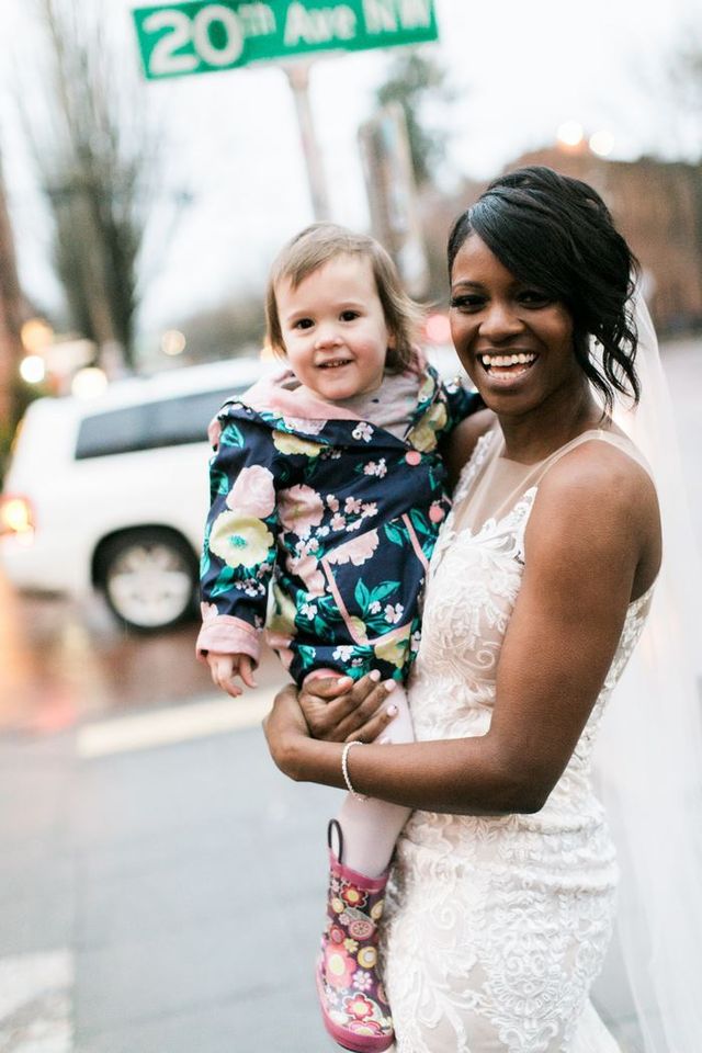 Дівчинка подумала, що наречена – це принцеса з книжки. Дивіться на її реакцію! - фото 174526