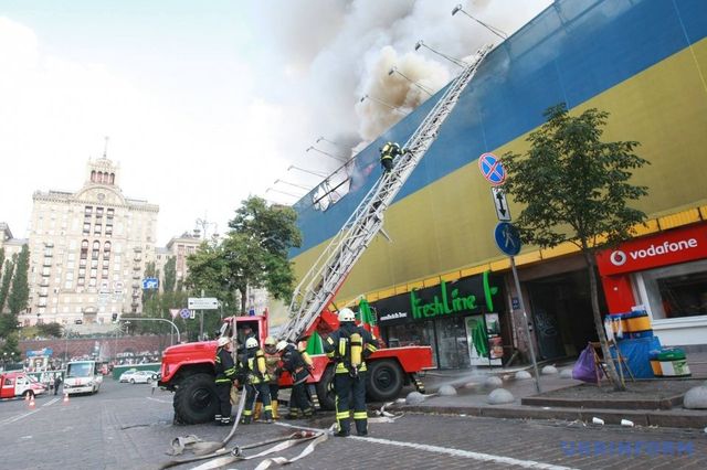 Велика пожежа в центрі Києва: з'явилися перші фото та відео - фото 175493