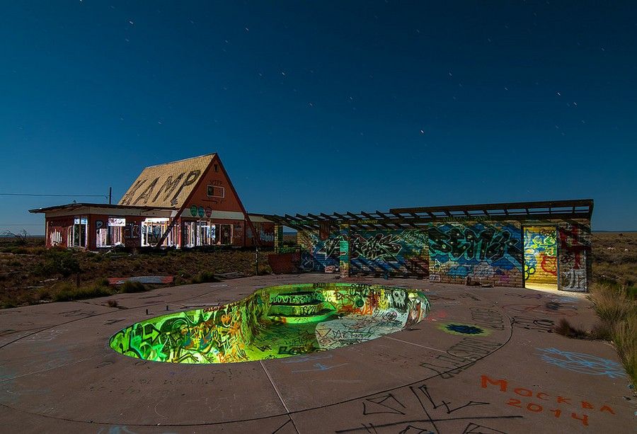 Як виглядають покинуті містичні будівлі вночі