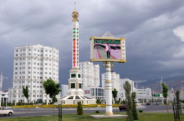 Гігантський термометр і екран офіційних церемоній в центрі Ашхабади - фото 177468