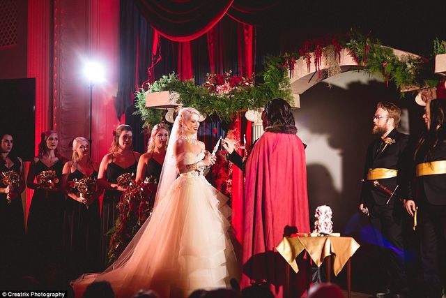 Король і королева вампірів: як виглядало весілля шалених американців - фото 173395