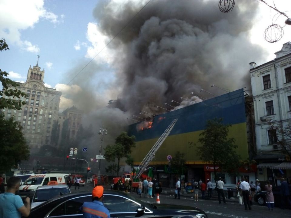 Велика пожежа в центрі Києва: з'явилися перші фото та відео