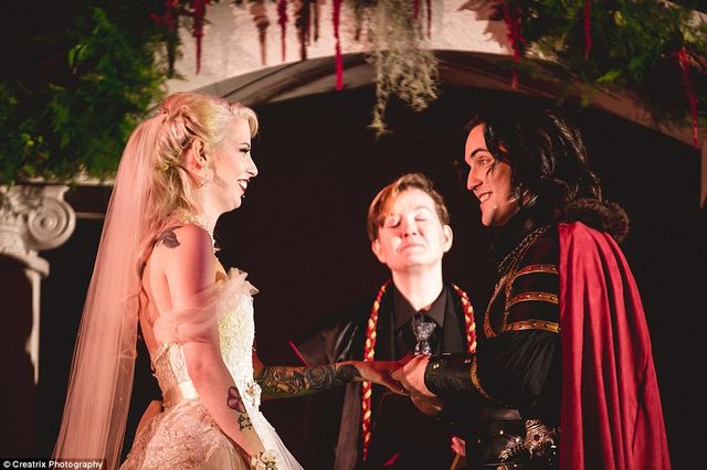 Король і королева вампірів: як виглядало весілля шалених американців - фото 173400