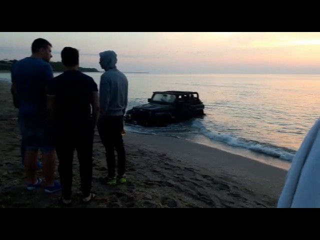 Як французький турист припаркував своє авто у морі
