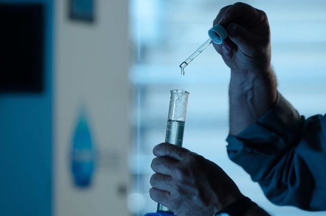 Чому науковці не радять очищувати воду сріблом - фото 176667