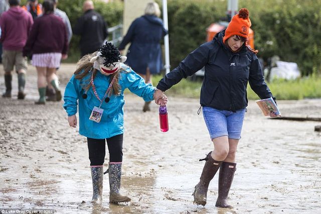 Як виглядає музичний фестиваль на болоті: яскраві фото - фото 173576