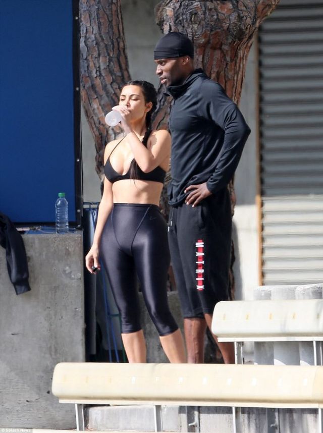 Як курйозна Кім Кардашян посилено тренується: фотофакт - фото 177178