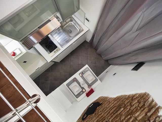 Я б жив! Як виглядає квартира у Римі на 7 квадратних метрів - фото 172966