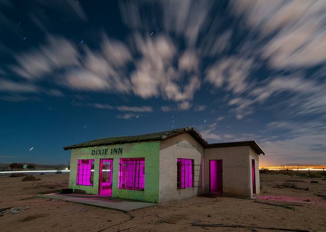 Як виглядають покинуті містичні будівлі вночі - фото 173312