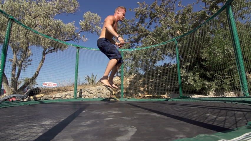 Чоловік став зіркою мережі після невдалого стрибку на батуті