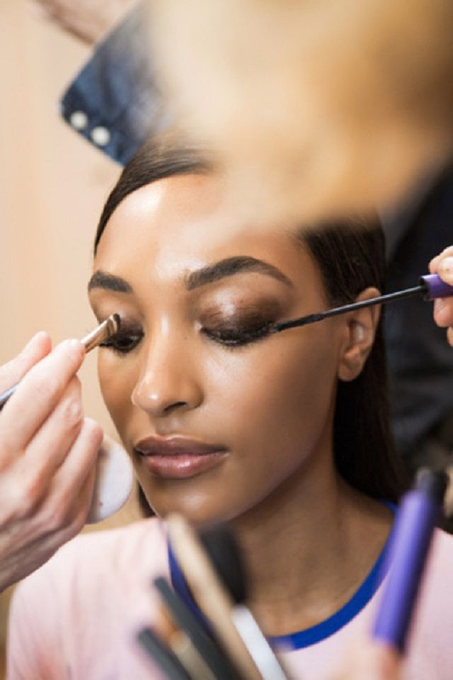 "Вчорашній макіяж": новий тренд для жінок набирає обертів - фото 175389