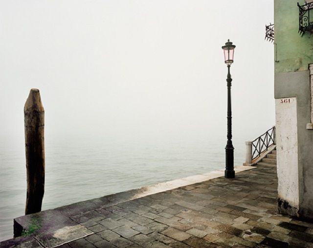 Безлюдна Венеція у тумані: чарівні фото - фото 176317