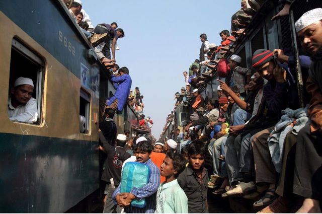 Як виглядає час пік на залізниці в Бангладеші: шокуючі фото - фото 172311