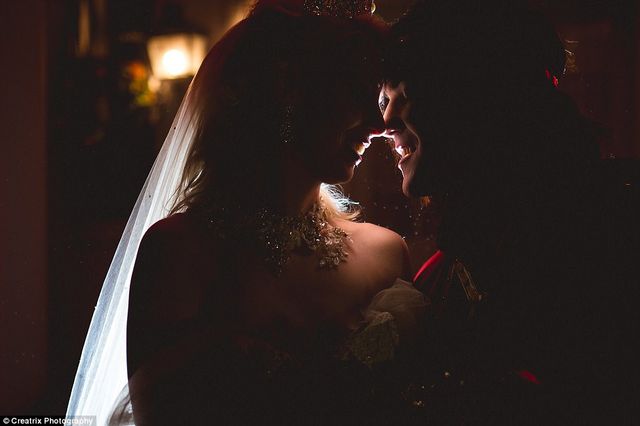 Король і королева вампірів: як виглядало весілля шалених американців - фото 173405