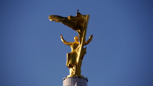 Золота статуя колишнього президента Туркменістану Ніязова (Туркменбаші) - фото 177464