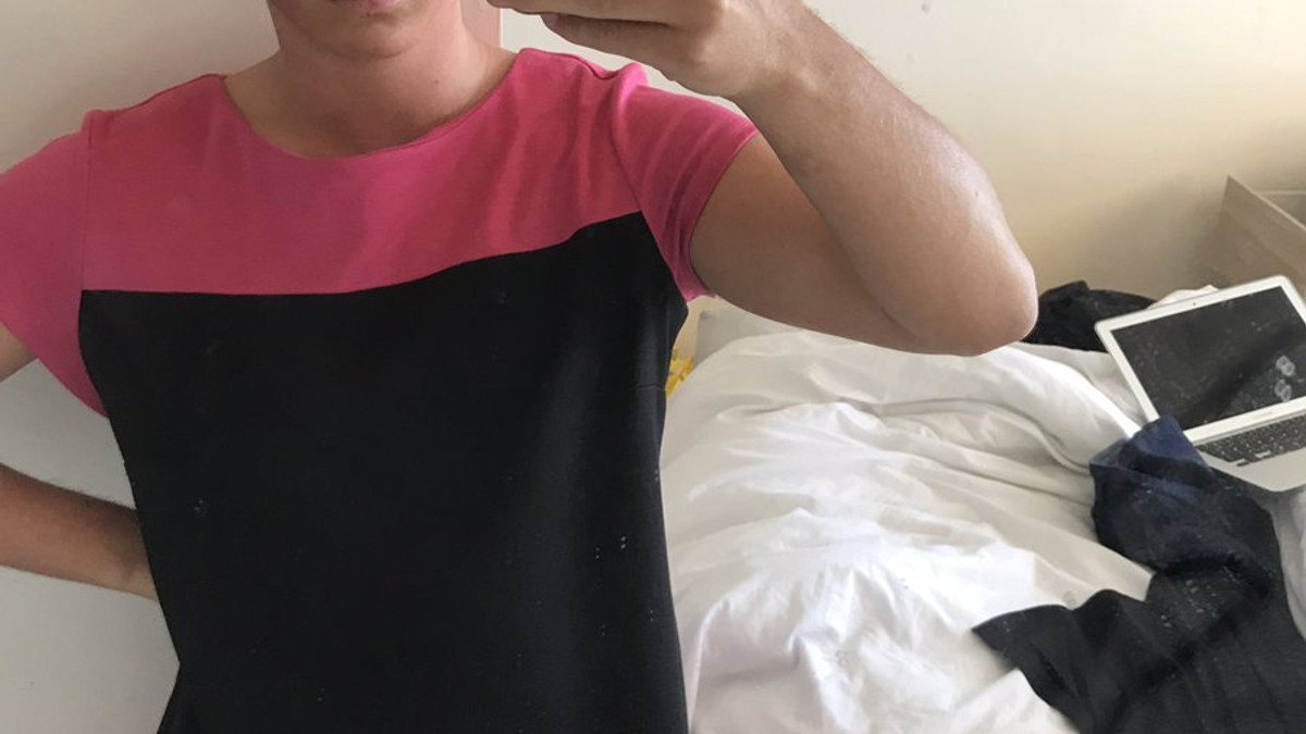 Британець "зламав" дрес-код рожевою сукнею: фотофакт - фото 1