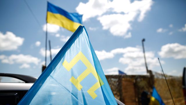 День кримськотатарського прапора та скандал через безвіз: 26 червня у трьох фото - фото 177050