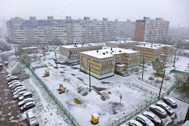 Йшло 21 червня: російське місто накрило снігопадом - фото 175796