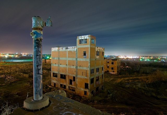 Як виглядають покинуті містичні будівлі вночі - фото 173304