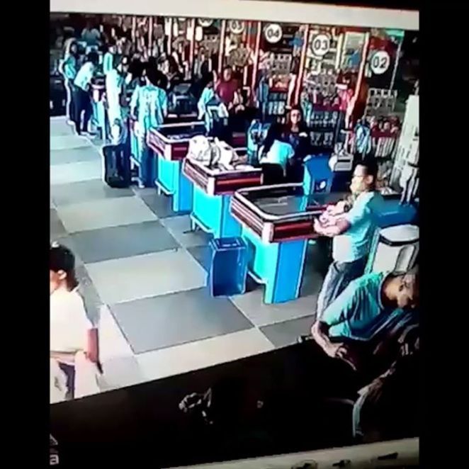 Нове вірусне відео: чоловік ногою відбив товар, який випав у нього з рук