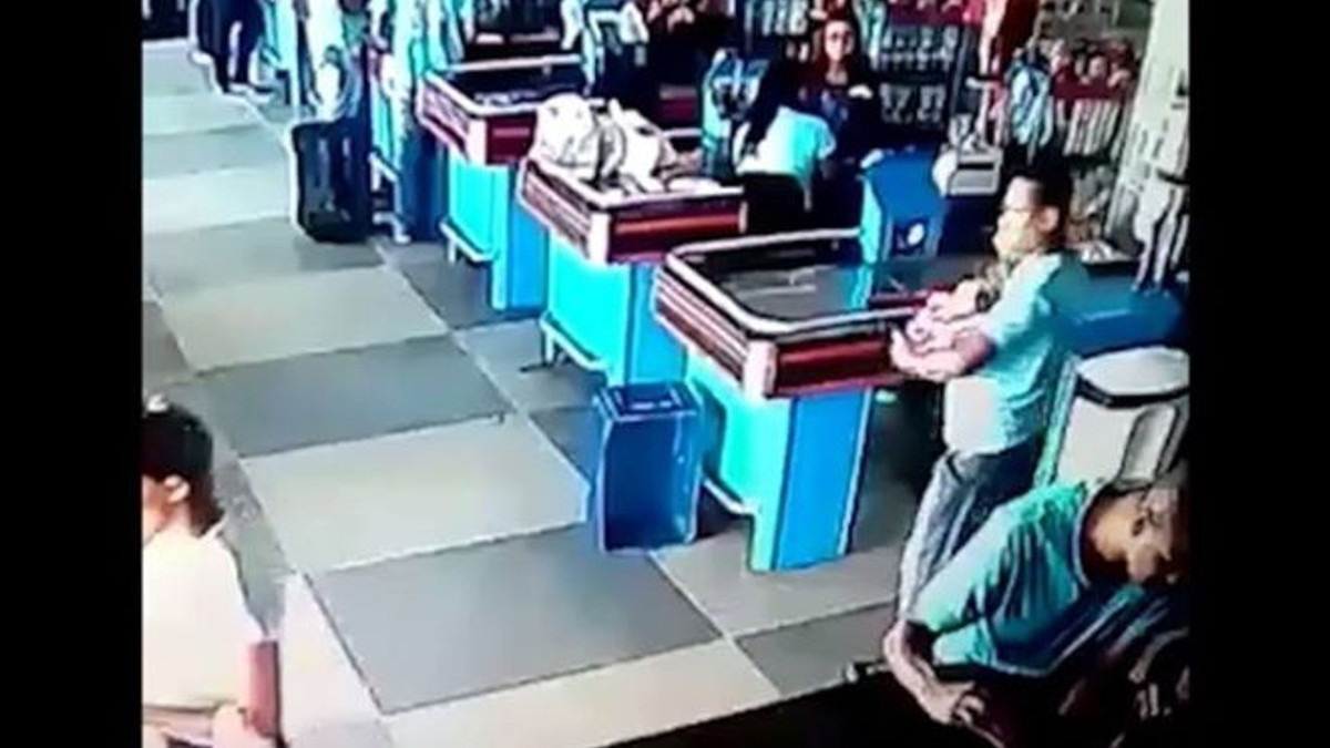 Нове вірусне відео: чоловік ногою відбив товар, який випав у нього з рук - фото 1