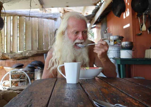 Знайомтеся – цей чоловік 20 років живе на безлюдному острові. І він щасливий! - фото 176620