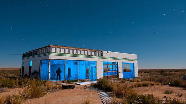 Як виглядають покинуті містичні будівлі вночі - фото 173305