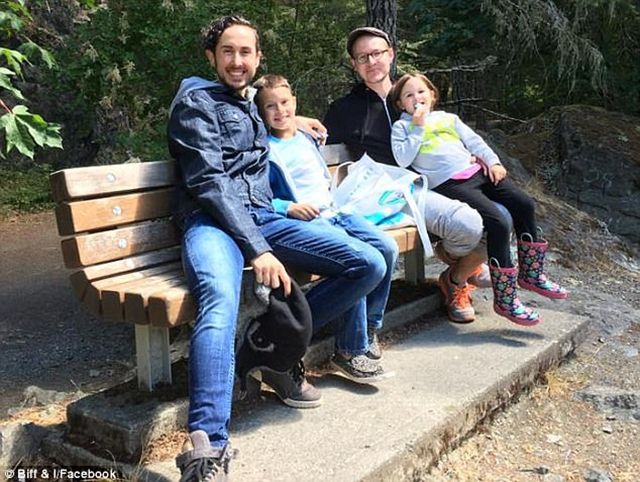 Чоловік на восьмому місяці вагітності готується до родів: фотофакт