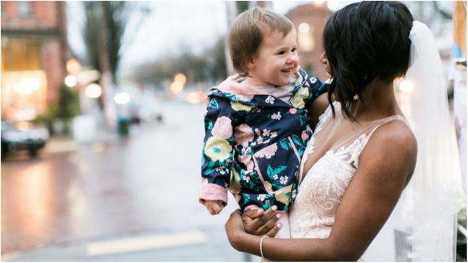 Дівчинка подумала, що наречена – це принцеса з книжки. Дивіться на її реакцію!