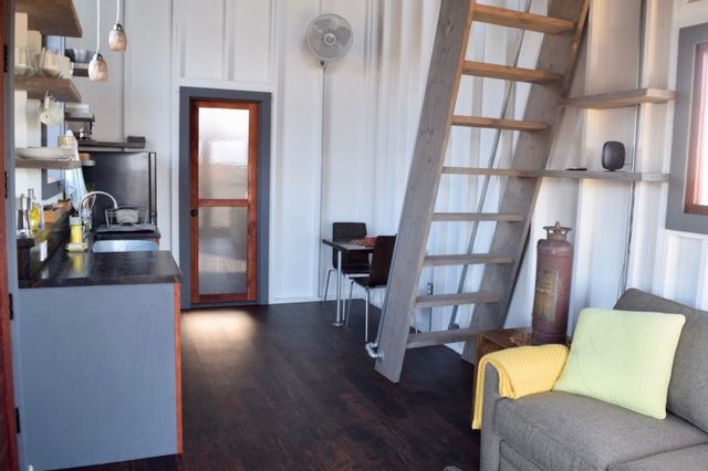 На найбільш активному вулкані у світі звели будинок: фотофакт - фото 173688