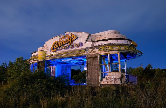 Як виглядають покинуті містичні будівлі вночі - фото 173310