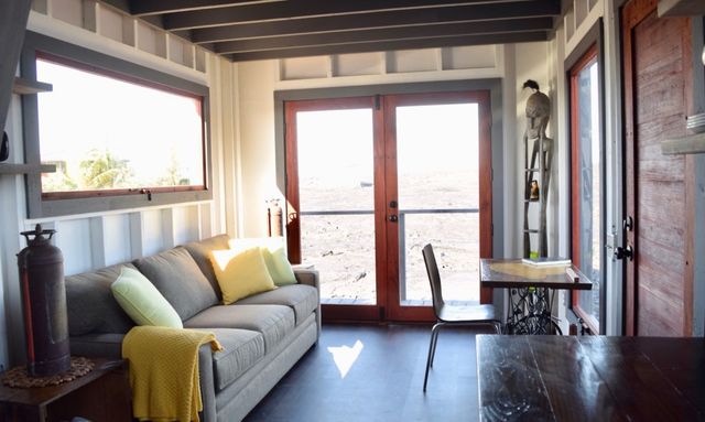 На найбільш активному вулкані у світі звели будинок: фотофакт - фото 173683