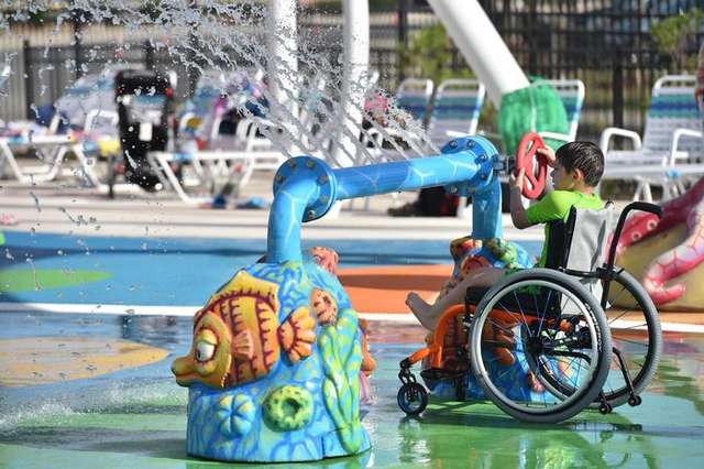 У США відкрили перший аквапарк для людей з інвалідністю: зворушливі фото - фото 175379