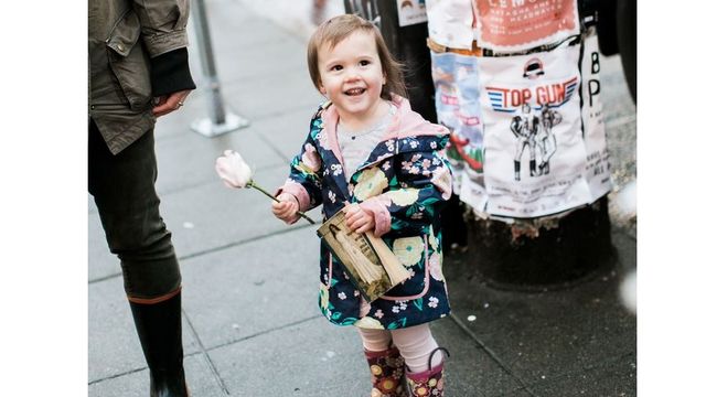 Дівчинка подумала, що наречена – це принцеса з книжки. Дивіться на її реакцію! - фото 174524