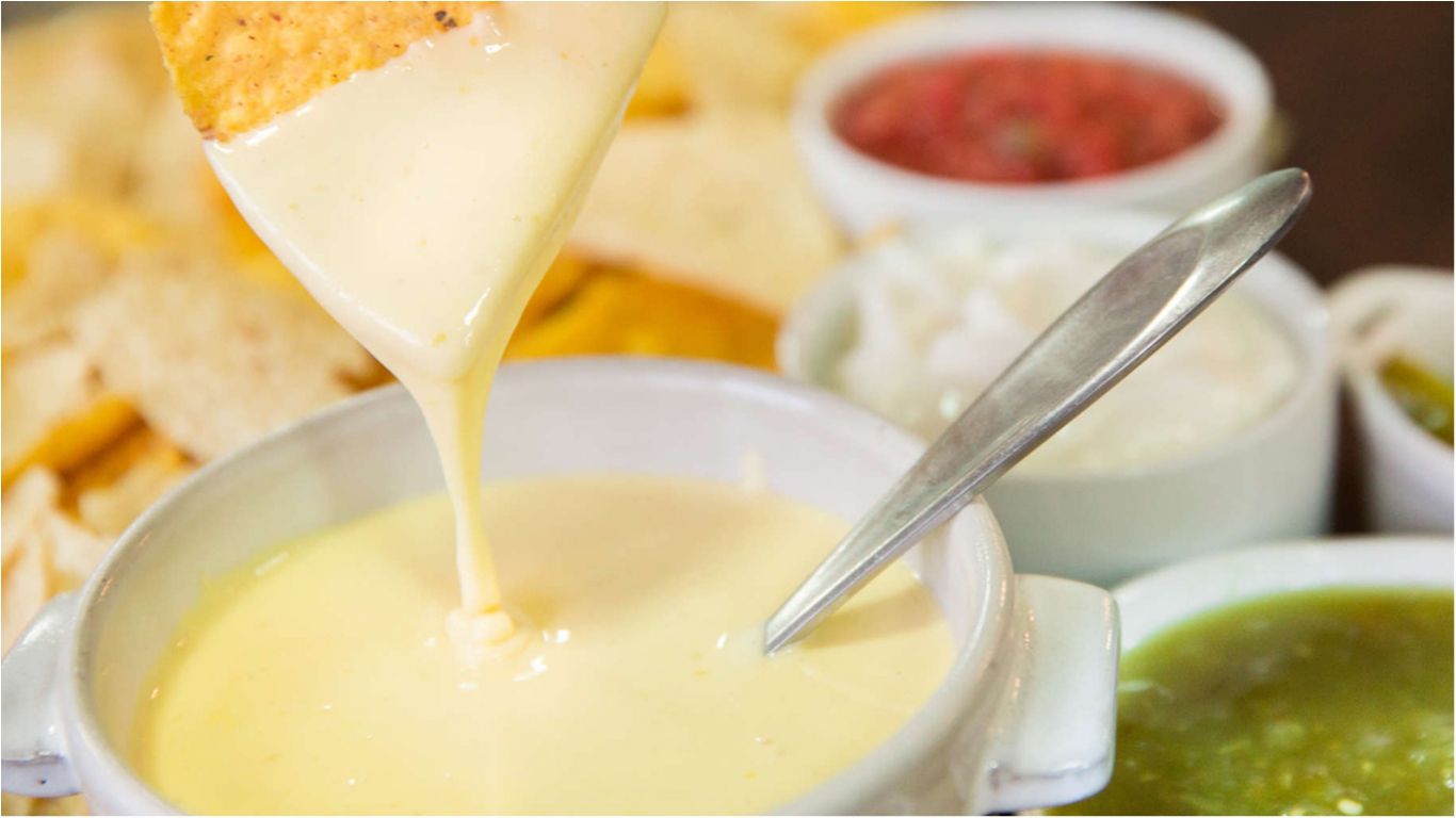 Дієтологи розповіли про користь плавленого сиру