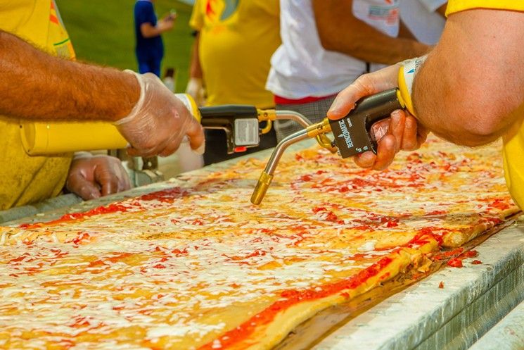 Американці приготували найбільшу піцу в світі: відеофакт